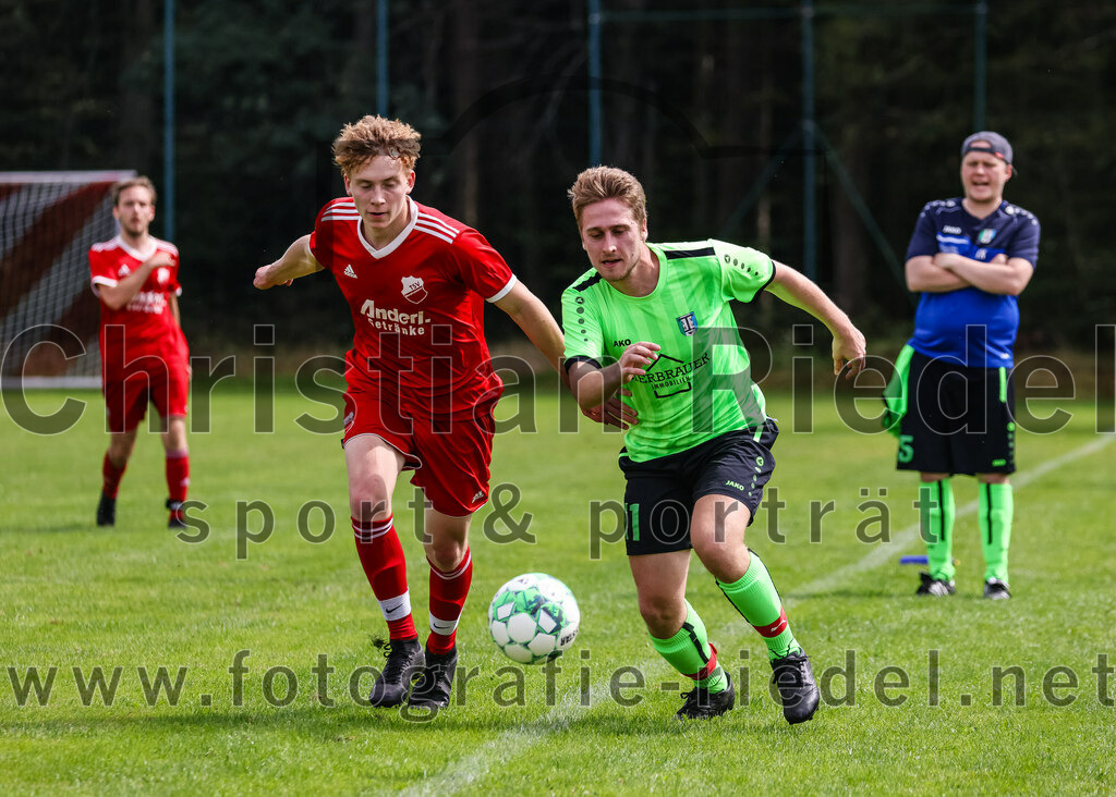 2023-09-03_022_TSV_Oberpframmern_II_gegen_TSV_Hohenbrunn_II | Oberpframmern, Deutschland, 03.09.2023:
Fußball, B-Klasse 2023 / 2024, 3. Spieltag, TSV Oberpframmern II gegen TSV Hohenbrunn II, Endergebnis: 0:2

Hannes Rothfuß (TSV Oberpframmern, #8), Philip Hoffmann (TSV Hohenbrunn, #11)

Foto: Christian Riedel / fotografie-riedel.net