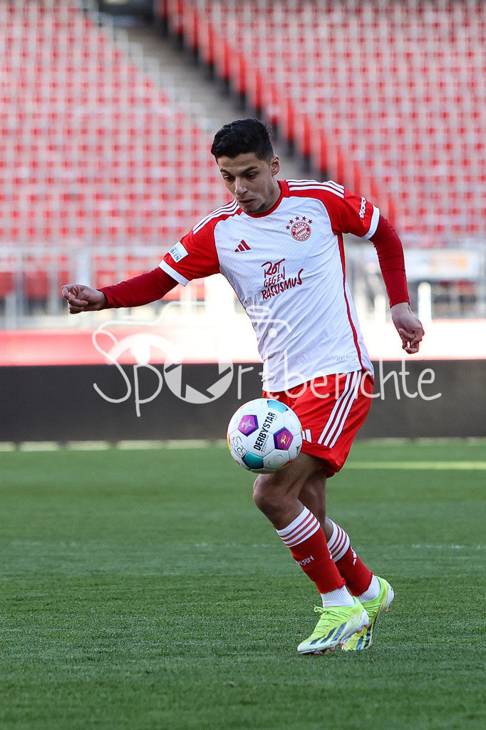 1. FC Nürnberg II - FC Bayern Amateure | am Bal Davide Dell'ERBA (FCB #19) / Einzelfoto / Freisteller
