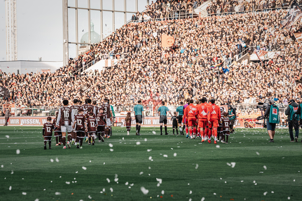 Fußball | Männer | Saison 2025/2026  | Fußball-Bundesliga | 29. Spieltag | FC St. Pauli vs. FC Bayern München | 11.04.2026 | Die Teams beim Einlauf in das Stadion