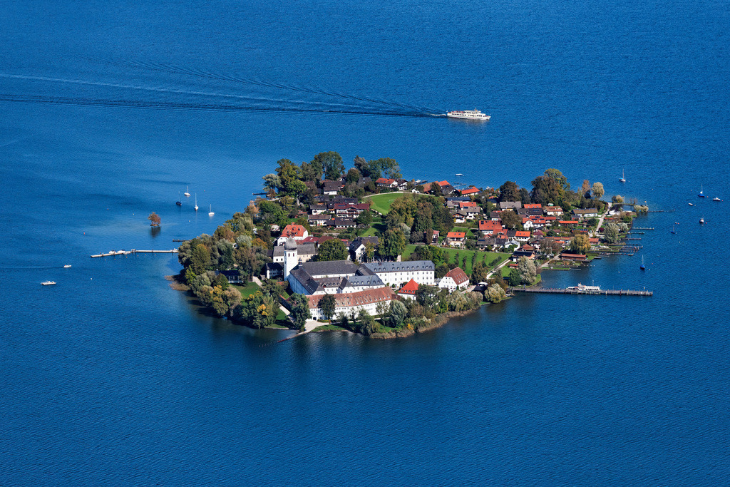 dr__0055666.jpg | CHIEMSEE 07.10.2024 Insel Frauenchiemsee / Fraueninsel mit Gebäudekomplex der Benediktinerinnen-Abtei Frauenwörth im Chiemsee im Landkreis Rosenheim im Bundesland Bayern. // Insel Frauenchiemsee aka Fraueninsel with building complex of the Benedictine Abbey Frauenwoerth in the Chiemsee in the district of Rosenheim in the state of Bavaria. Foto: Daniel Reiter