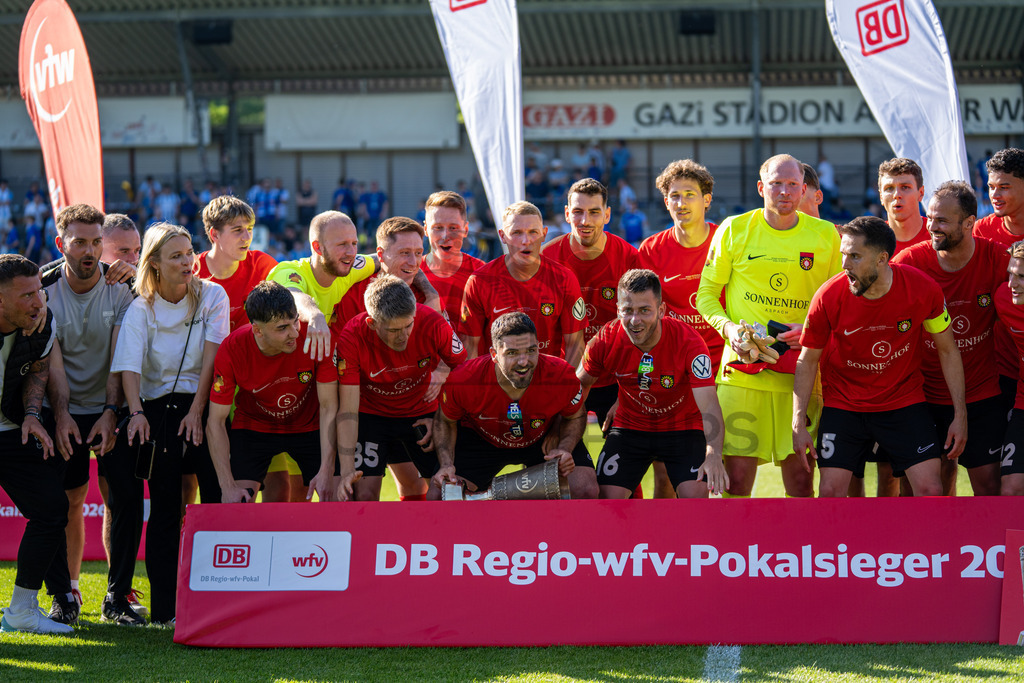 Stuttgarter Kickers vs. SG Sonnenhof Großaspach, Fussball, WFV-Pokal, Finale, 23.05.2026 | Michael Kleinschrodt (SG Sonnenhof Großaspach, #11) und seine Mannschaft jubeln nach Pokaluebergabe,Stuttgarter Kickers vs. SG Sonnenhof Großaspach, Fussball, WFV-Pokal, Finale, 23.05.2026