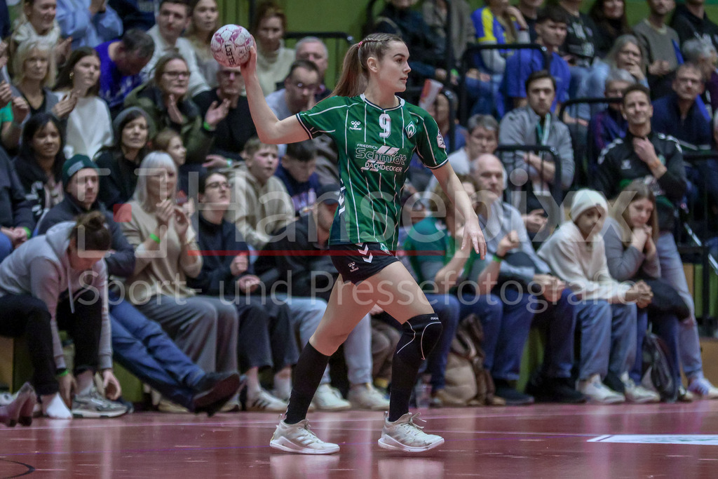 Handball, 2. Bundesliga Frauen, SV Werder Bremen - HC Leipzig | Luca Schumacher (SV Werder Bremen, 9) Freisteller am Ball, Einzelfoto, Spielszene, Aktion, Action