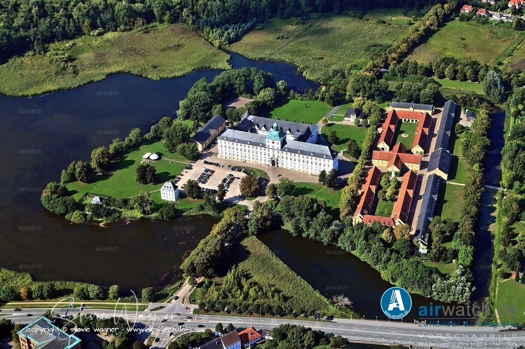 Luftbilder Ostseefjord Schlei, Schloss Gottorf, Anflug Süden | Schloss Gottorf in Schleswig: Unter Herzog Friedrich III. (1597–1656) entwickelte sich Gottorf zu einem der bedeutendsten Fürstenhöfe Europas und zu einem kulturellen Zentrum Nordeuropas. In dieser Zeit entstanden der berühmte Gottorfer Riesenglobus, der Barockgarten und die reichen Sammlungen der Kunstkammer und Bibliothek. Künstler und Gelehrte wie Adam Olearius wurden an den Hof geholt, und Expeditionen bis in den Orient wurden gesandt.
