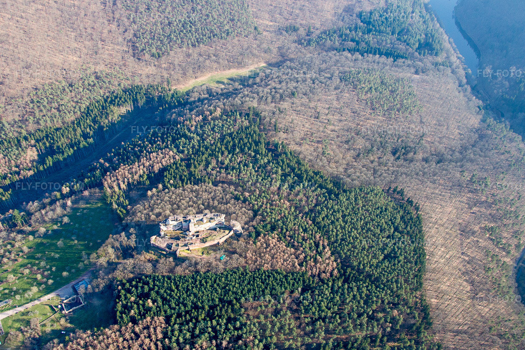 Aerial view: Fleckenstein ruins in Hirschthal in the state Bas-Rhin, France. – Photo: IMG_086712.jpg taken on 03/26/2016 by Werner Riehm/FLY-FOTO.com – Resolution of the original: 4852 x 3234 px