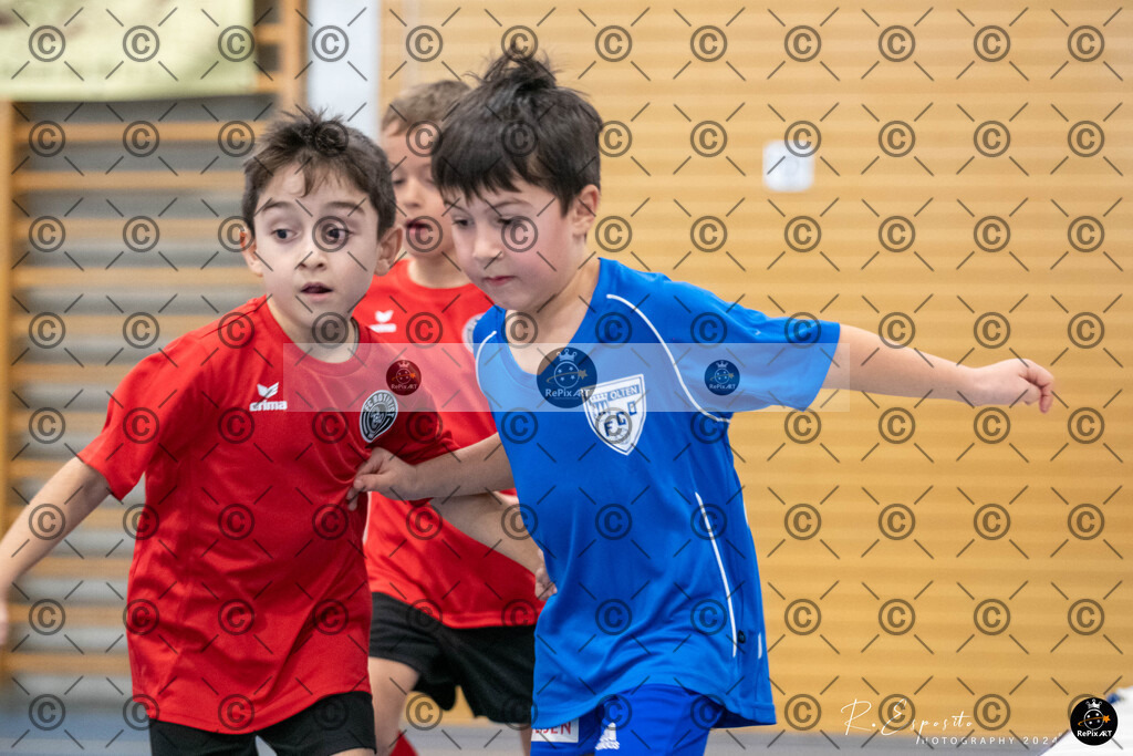 20241124_FCR-Hallenturnier-G_1_127 | Sport und Naturfotografie von Roberto Esposito zeigt echte Momente Bewegung und die Schönheit der Natur. Ausdrucksstarke Bilder schaffen Emotionen.