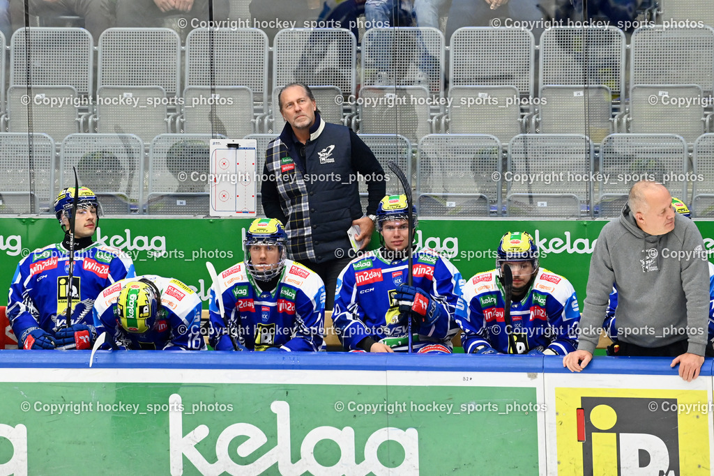 EC IDM WÄRMEPUMPEN VSV vs. FTC-TELEKOM JÉGKORONG | Spielerbank EC VSV, Tray Tuomie Headcoach EC VSV, Markus Schmidt Head Equipment Manager EC VSV, EC IDM WÄRMEPUMPEN VSV vs. FTC-TELEKOM JÉGKORONG, EC IDM WÄRMEPUMPEN VSV vs. FTC-TELEKOM JÉGKORONG am 19.10.2025 in Villach (Stadthalle Villach), Austria, (Photo by Bernd Stefan)