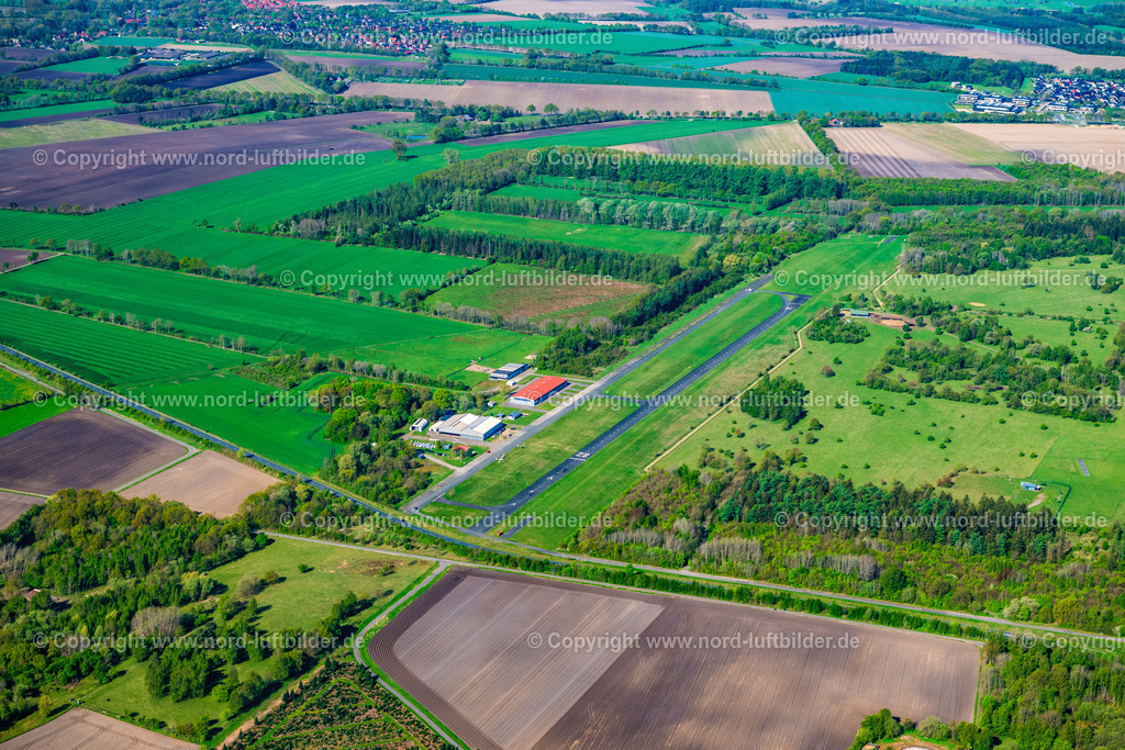 Stade_Flugplatz_Agathenburg_Lsv_Stade_ELS_1262270425 | STADE 27.04.2025 Start- und Landebahn mit Rollfeldgelände des Flugplatz Stade im Bundesland Niedersachsen, Deutschland. // Runway with tarmac terrain of airfield Stade in the state Lower Saxony, Germany. Foto: Martin Elsen