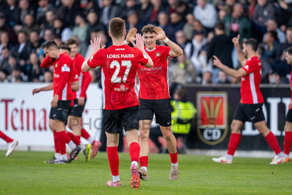 SG Sonnenhof Großaspach vs. SGV Freiberg, Fussball, Regionalliga Suedwest, 30. Spieltag, 22.04.2026 | Loris Maier (SG Sonnenhof Großaspach, #27) und Luca Molinari (SG Sonnenhof Großaspach, #21),SG Sonnenhof Großaspach vs. SGV Freiberg, Fussball, Regionalliga Suedwest, 30. Spieltag, 22.04.2026