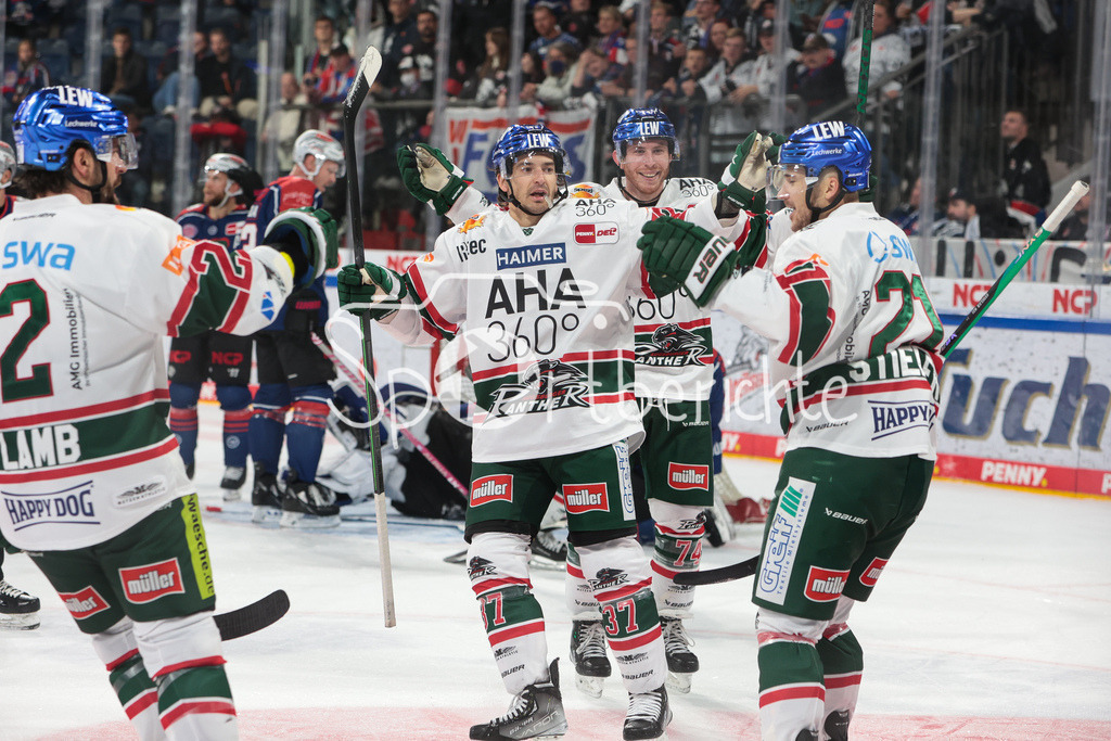 Nuernberg ICE Tigers - Augsburger Panther | Die Panther freuen sich ueber den Treffer zum 2-3 durch David STIELER (AEV #21)