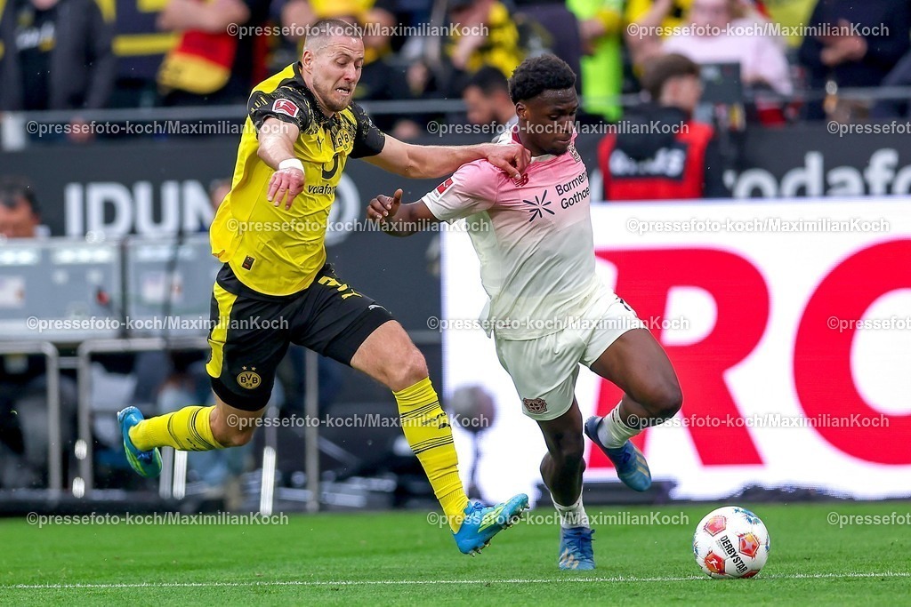 BVB11042601081 | 11.04.2026, Fußball, Borussia Dortmund - Bayer 04 Leverkusen, 1. Fußball Bundesliga, 29. Spieltag, Signal Iduna Park, Saison 2025 2026: Waldemar Anton&nbsp;(BVB #03) im Zweikampf gegen  Ernest Poku&nbsp;(Bayer04 Leverkusen #19)  DFB regulations prohibit any use of photographs as image sequences and or quasi-video.