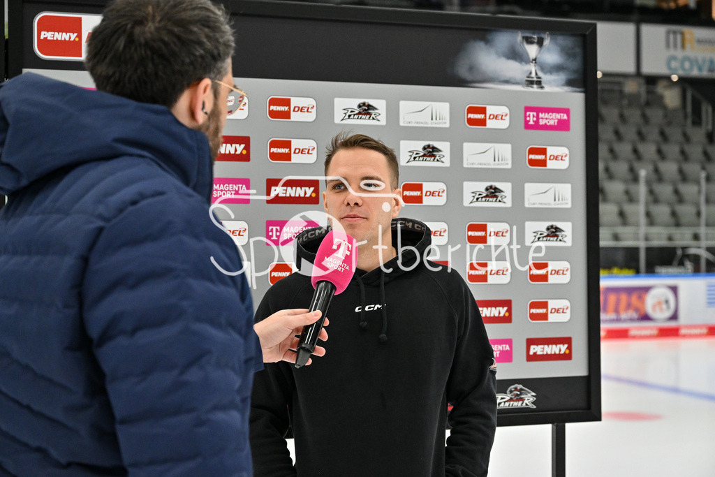Augsburger Panther - Löwen Frankfurt  | im Bild Dennis LOBACH (Löwen Frankfurt #26) beim Interview von MagentaSport vor der Partie in Augsburg / DEL: Augsburger Panther - Loewen Frankfurt, Curt Frenzel Stadion am 12.01.2025