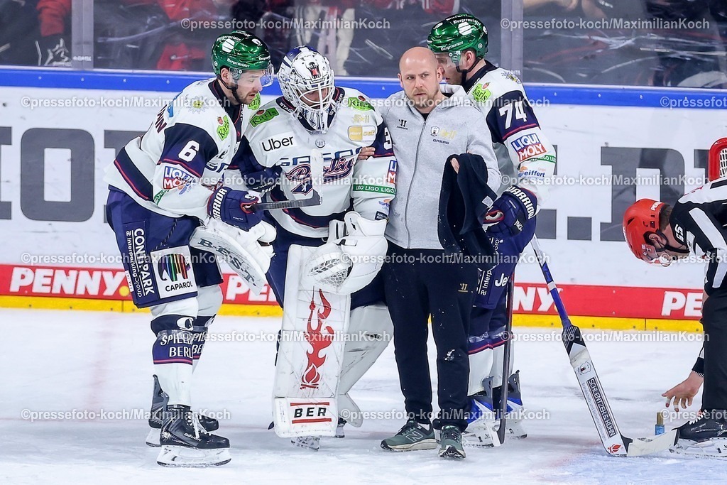 KEC15042601145 | 15.04.2026, Eishockey, DEL Halbfinale Play-Offs, Kölner Haie - Eisbären Berlin, Spiel 4, Lanxess-Arena Köln: Goalie Jake Hildebrand (Eisbären Berlin #30) muss verletzt neben Kai Wissmann (Eisbären Berlin #06)  vom Spielfeld getragen werden Verletzung Schmerzen 