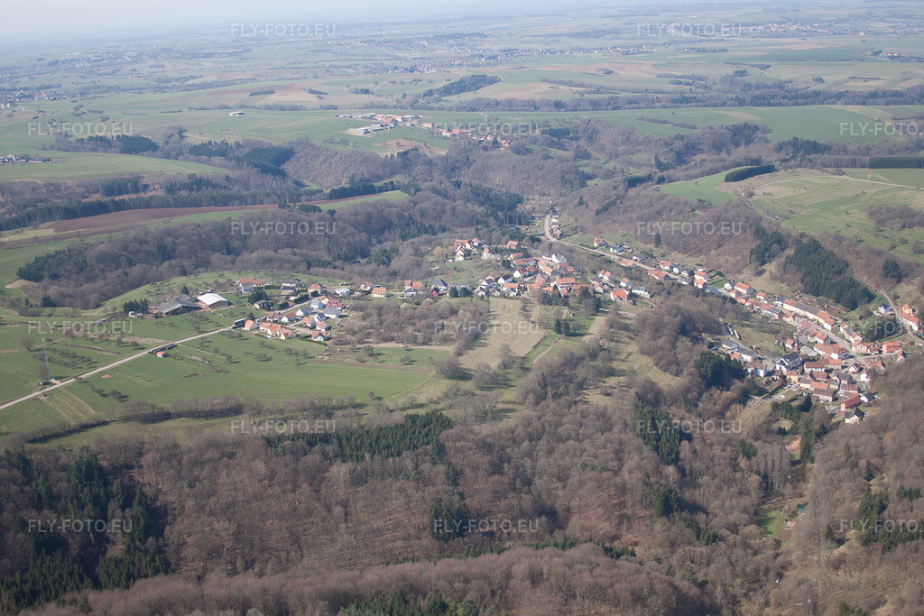 Vue aérienne: Vue de la ville à Hottviller dans le département Moselle, France. Photo: IMG_38469.jpg prise le 20/03/2011 par Werner Riehm/FLY-FOTO.euRésolution de l'original: 4752 x 3168 px