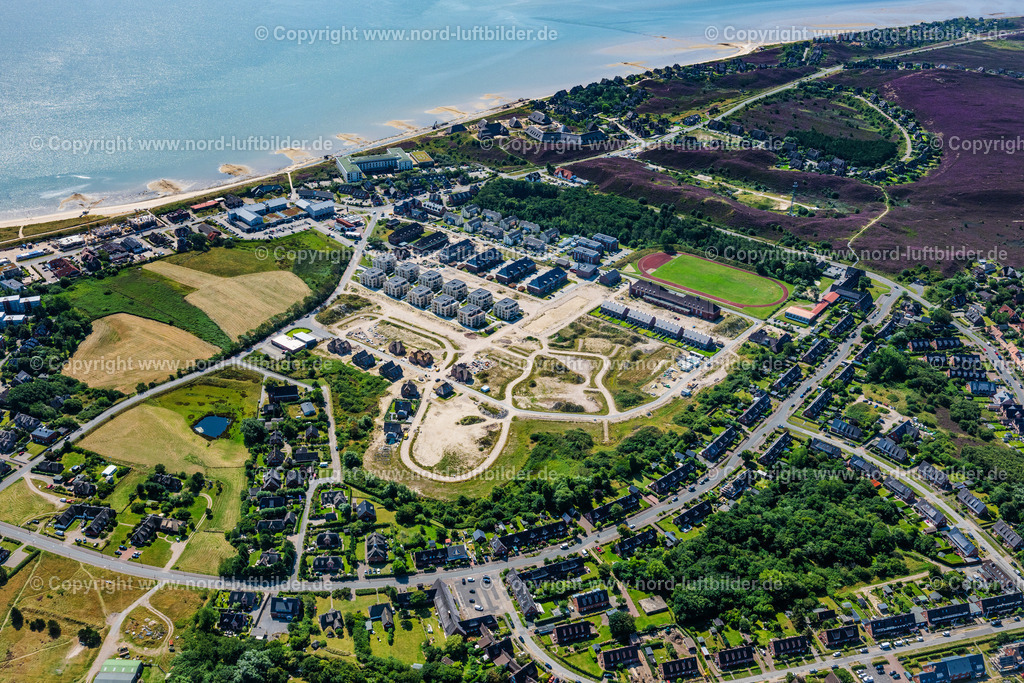 Sylt_List_Ehemals_Kaserne_Baugebiet_Dünenpark_ELS_9208130825 | LIST AUF SYLT 21.06.2025 Baustelle zur Sanierung und zum Umbau des Gebäudekomplex der ehemaligen Kaserne zu einer Mehrfamilienhauswohnanlage " Dünenpark List auf Sylt " an der Straße Querdünenpfad in List auf Sylt im Bundesland Schleswig-Holstein, Deutschland. Weiterführende Informationen bei: BIG BAU Investitionsgesellschaft mbH,  DSK - BIG Deutsche Stadt- und Grundstücksentwicklungsgesellschaft mbH & Co. KG,  DSK Deutsche Stadt- und Grundstücksentwicklungsgesellschaft mbH & CO. KG. // Construction site for the renovation and conversion of the former barracks building complex into an apartment building complex" Duenenpark List auf Sylt " on street Querduenenpfad in List auf Sylt in the state Schleswig-Holstein, Germany. Further information at: BIG BAU Investitionsgesellschaft mbH,  DSK - BIG Deutsche Stadt- und Grundstuecksentwicklungsgesellschaft mbH & Co. KG,  DSK Deutsche Stadt- und Grundstuecksentwicklungsgesellschaft mbH & CO. KG. Foto: Martin Elsen