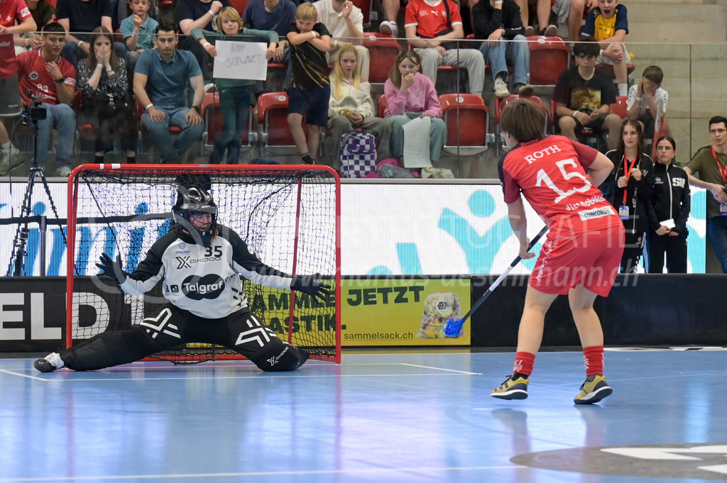Women's 3v3 WFC 2025 - Championship Final - Finland v Switzerland | Alice Roth, (#15, Switzerland) scores against Elsi Kangasharju, (#35, Finland), during Women's 3v3 WFC 2025 - Championship Final, Switzerland: 03.05.2025, Winterthur, AXA ArenaEvent page: <a href="https://www.u19wfc2025.ch/">www.u19wfc2025.ch</a>Credit: Markus Aeschimann, <a href="https://markus-aeschimann.ch">markus-aeschimann.ch</a>Instagram: <a href="https://instagram.com/sportfotografie.aeschimann">@sportfotografie.aeschimann</a> - Realisiert mit Pictrs.com