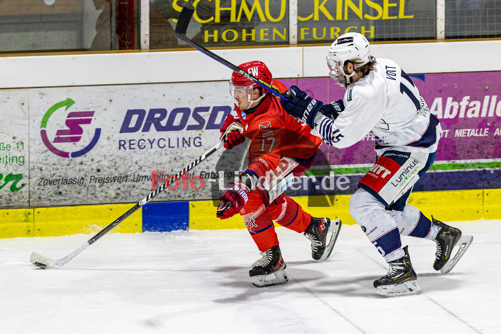 EC Peiting vs Blue Devils Weiden | Eishockey Oberliga Süd 2023/2024, EC Peiting vs Blue Devils Weiden, 20240126,
Duell zwischen Samuel PAYEUR (ECP 17) und Fabian VOIT (BDW 15),
2024-01-26 in Peiting (Eisstadion)
17 Samuel PAYEUR (ECP 17), 15 Fabian VOIT (BDW 15)
Copyright: WolfgangxLindner foto-lindner.de
