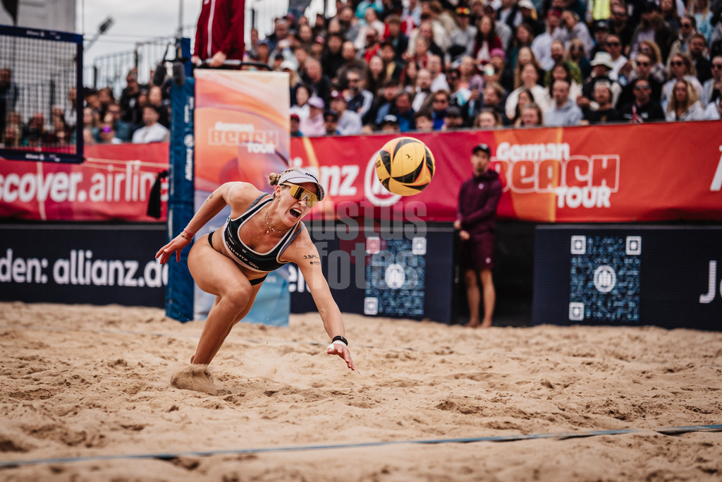 Beachvolleyball | Frauen | Allianz German Beach Tour 2025 | Tourstop Berlin | 24.08.2025 | Melanie Paul sieht den Ball ins Aus fliegen