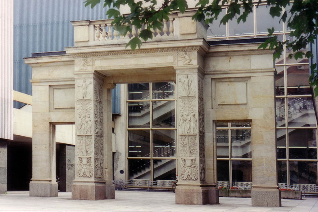 Schinkelportal im August 1996 | Entdecke über 20 Kategorien Leipzig-Motive: Foto-Downloads, hochwertige Poster, Leinwand- & Fine-Art-Prints. Jetzt Lieblingsfoto im Bildlexikon Leipzig Shop bestellen!
