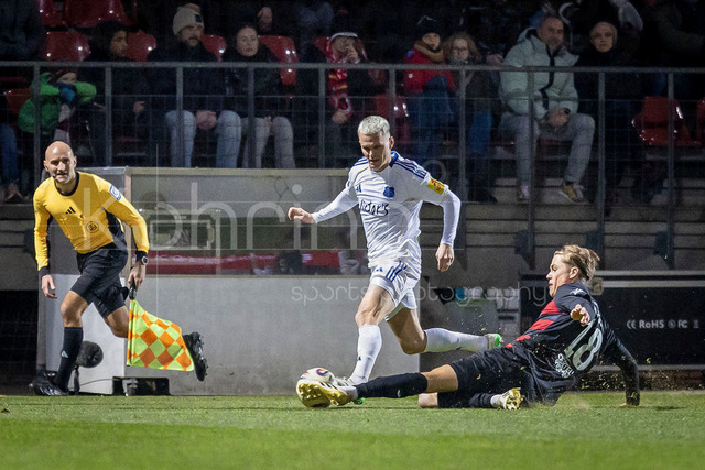 3rd Division, FC Viktoria Koeln vs. 1. FC Saarbruecken, 23.01.2026 | COLOGNE, GERMANY - JANUARY 23: Tim Kloss (Viktoria Köln, 18) catches the ball before Florian Pick (1. FC Saarbrücken, 20) during the 3rd division match on gameday 21 between FC Viktoria Koeln vs. 1. FC Saarbruecken at Höhenberg Sportpark on January 23, 2026 in Cologne, Germany. DFL REGULATIONS PROHIBIT ANY USE OF PHOTOGRAPHS AS IMAGE SEQUENCES AND/OR QUASI-VIDEO.