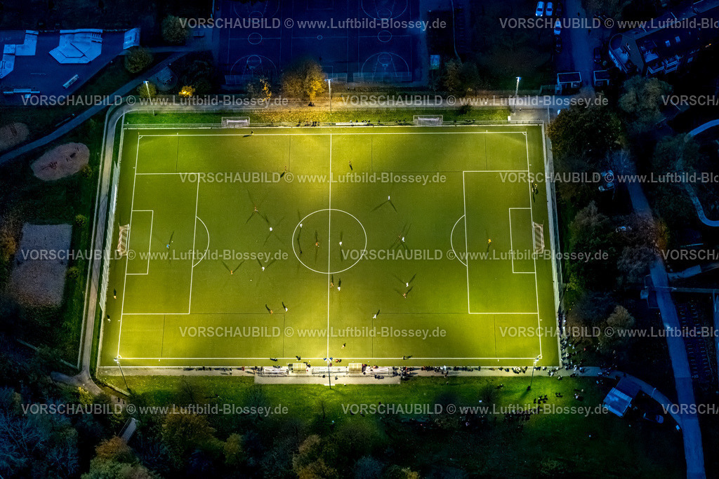 Hamm231103693Nacht | Luftbild, Nachtaufnahme, Fußballspiel im beleuchteten Adolf-Brühl-Stadion der Sport Gemeinschaft Bockum-Hövel 2013 e.V., umgeben von herbstlichen Laubbäumen, Bockum-Hövel, Hamm, Ruhrgebiet, Nordrhein-Westfalen, Deutschland