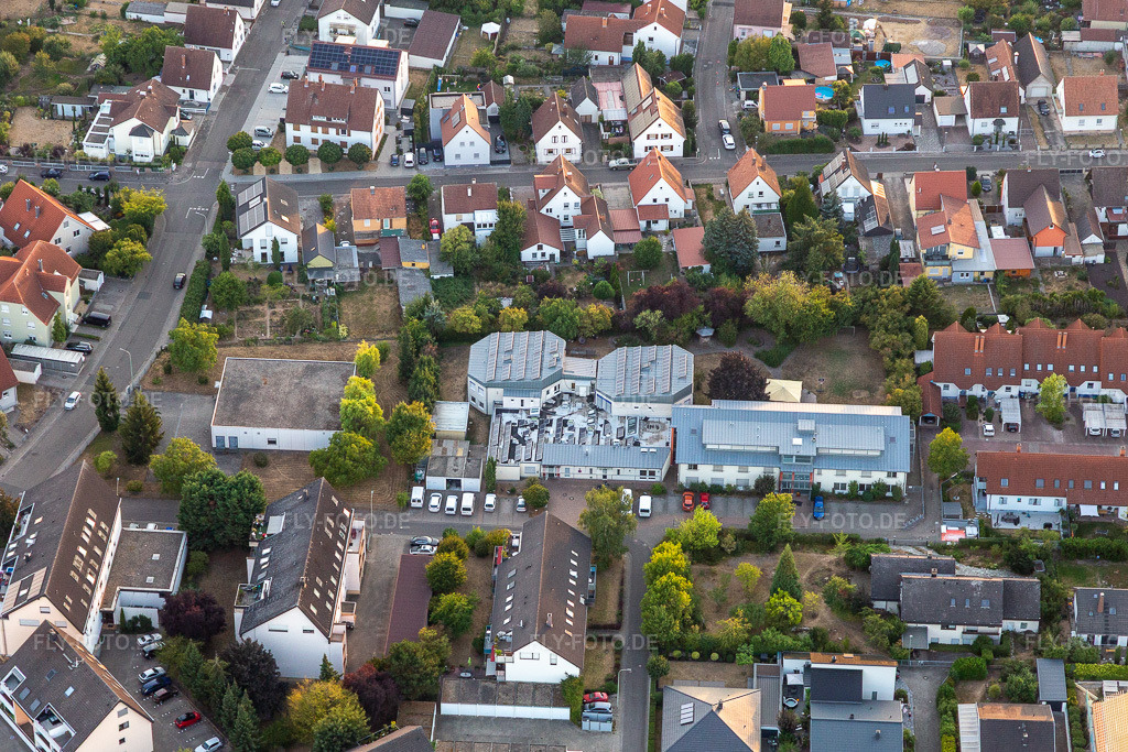 Luftbild: Im Seegarten in Offenbach an der Queich im Bundesland Rheinland-Pfalz in Deutschland. Foto: IMG_133851.jpg vom 16.08.2022 durch Werner Riehm/FLY-FOTO.de