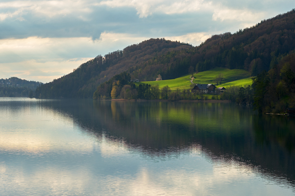 Blick vom Ufer auf den Fuschlsee vom Ort Fuschl | Fuschl, Austria - April 29, 2023: Blick vom Ufer auf den Fuschlsee vom Ort Fuschl. - Realisiert mit Pictrs.com