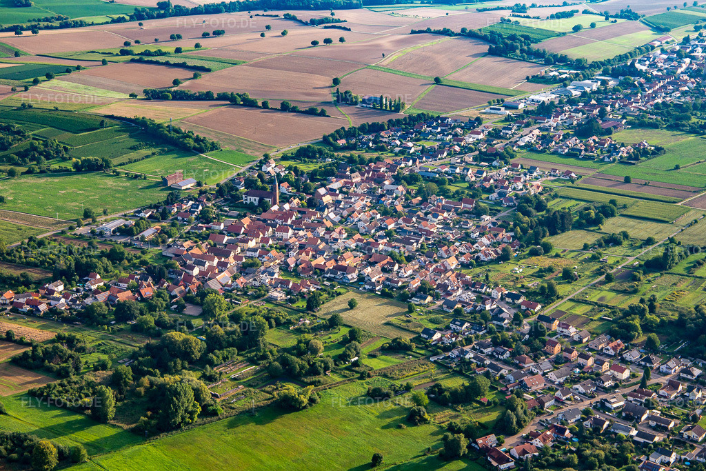 Luftbild: Ortsansicht von Südwesten in Kapsweyer im Bundesland Rheinland-Pfalz in Deutschland. Foto: IMG_138107.jpg vom 19.08.2023 durch Werner Riehm/FLY-FOTO.de