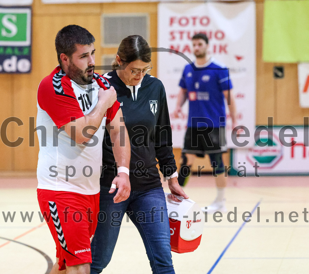2022-10-08_095_SpVgg_Altenerding_gegen_ASV_Dachau | Erding, Deutschland, 08.10.2022:
Handball, Bezirksoberliga Männer 2022 / 2023, 4. Spieltag, SpVgg Altenerding gegen ASV Dachau, Endergebnis: 23:23

Christian Loris (SpVgg Altenerding, #10), Physio Jana Otto (Spvgg Altenerding)

Foto: Christian Riedel / fotografie-riedel.net