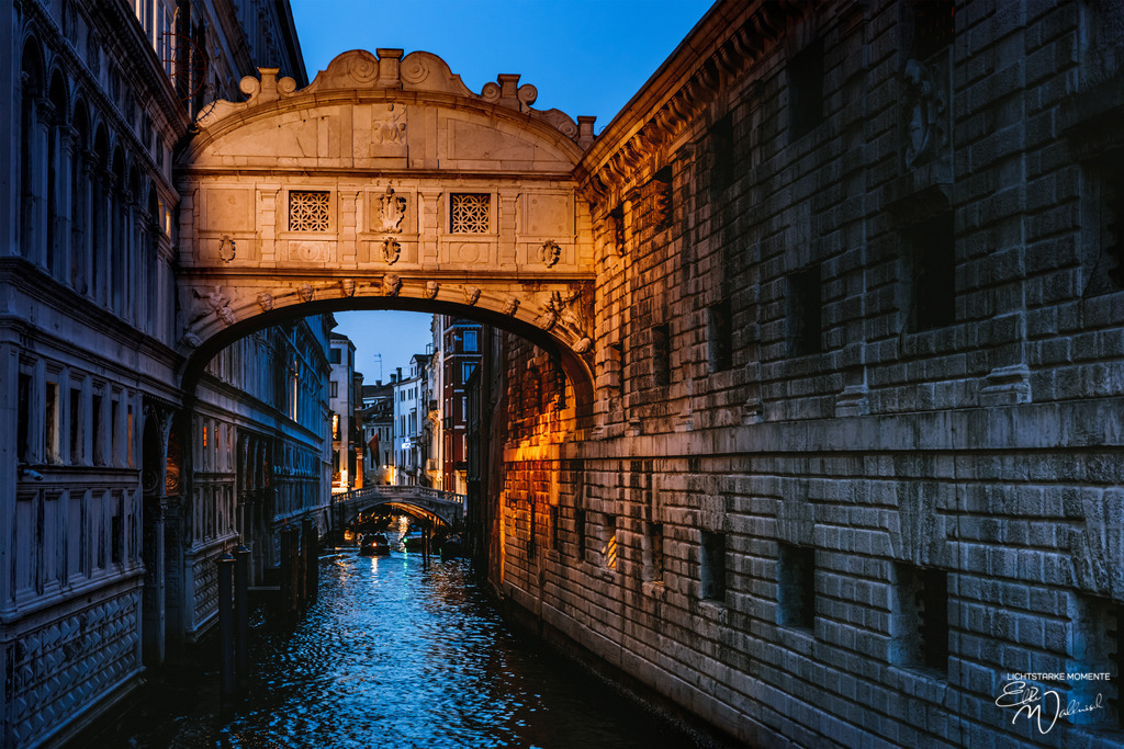 20220310-184002 ITALIEN-Venedig_111-1 Kopie | Herzlich willkommen auf meiner Seite! Ich bin Elke Wallnisch, Deine Fotografin für lichtstarke Momente. Der Name steht für alles, was mich mit der Fotografie verbindet: Das Licht und seine machtvolle Wirkung auf eine Situation oder unsere Stimmung - Realisiert mit Pictrs.com