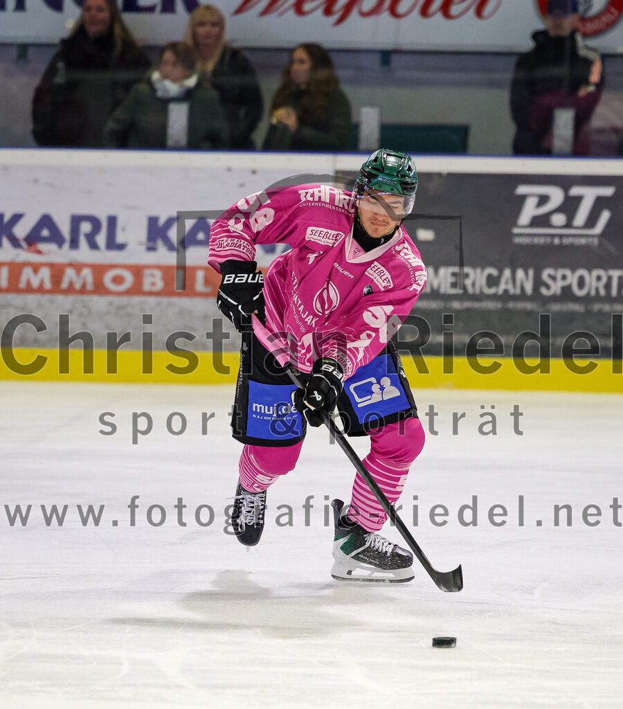 2025-10-05_059_TSV_Erding_gegen_Heilbronner_Falken | Erding, Deutschland, 05.10.2025:Eishockey, Oberliga Süd 2025 / 2026, 6. Spieltag, TSV Erding gegen Heilbronner Falken, Endergebnis: 3:1Paul Pfenninger (Erding Gladiators, #58)Foto: Christian Riedel / fotografie-riedel.net