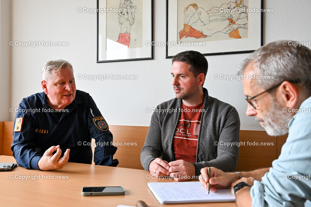 Stadtpolizeikommando Linz_ Interview_ 24.10.2023-14 | 24.10.2023, Linz, AUT, Stadtpolizeikommando Linz, im Bild Karl Pogutter (Stadtpolizeikommandant Linz), Andreas Ploeckinger (Kripo Linz), Gerald Schwab (Krone Redaktion Linz)

