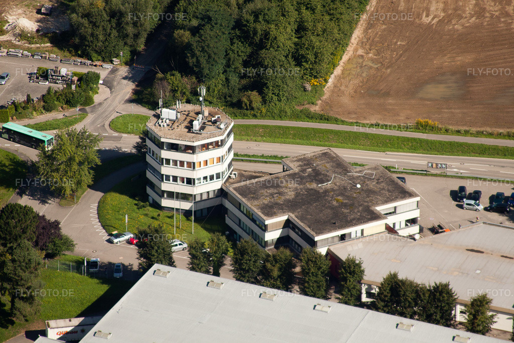 Luftbild: Verlags- Gebäudekomplex des Presse- und Medienhauses vth Verlag für Technik und Handwerk neue Medien GmbH im Ortsteil Haueneberstein in Baden-Baden im Bundesland Baden-Württemberg in Deutschland. Foto: IMG_31881.jpg vom 20.08.2010 durch Werner Riehm/FLY-FOTO.de