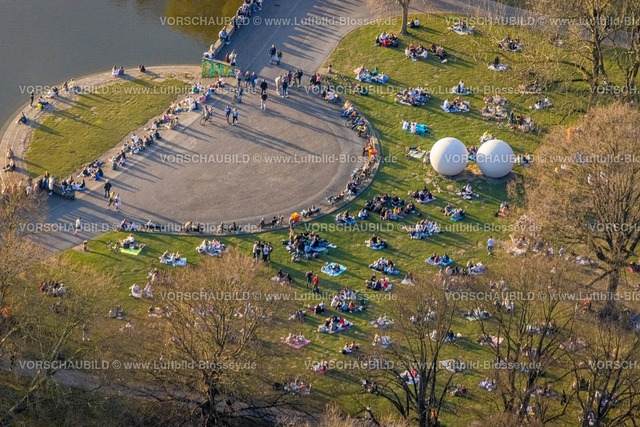 Muenster220304277 | Luftbild, Sonnenbaden auf der Wiese am Aasee mit Giant Pool Balls, Münster, Münsterland, Nordrhein-Westfalen, Deutschland