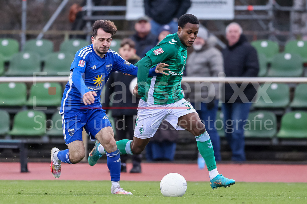 Fussball, Regionalliga Nord, SV Werder Bremen II - BSV Kickers Emden | v.li.: Kai Kaissis (Kickers Emden, 6) und Abdenego Nankishi (SV Werder Bremen II, 33) im Zweikampf, Duell, Dynamik, Aktion, Action, Spielszene