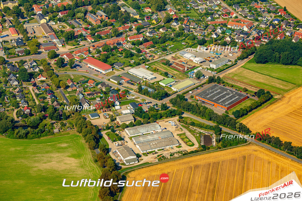 Übersichts Bild Leezen - Die Luftaufnahme wurde 2025 vom UL-Flugzeug heraus erstellt ( keine Drohnenaufnahme ) - Hochauflösende Luftaufnahme - für Wandbilder und großformatige Ausdrucke geeignet. Das besondere Geschenk!Hier alle&nbsp;Infos zur Lizenzierung der LuftaufnahmeWir fliegen auch dieses Jahr wieder in Ihre Region um Luftbilder zu erstellen.- Luftbild anfragen