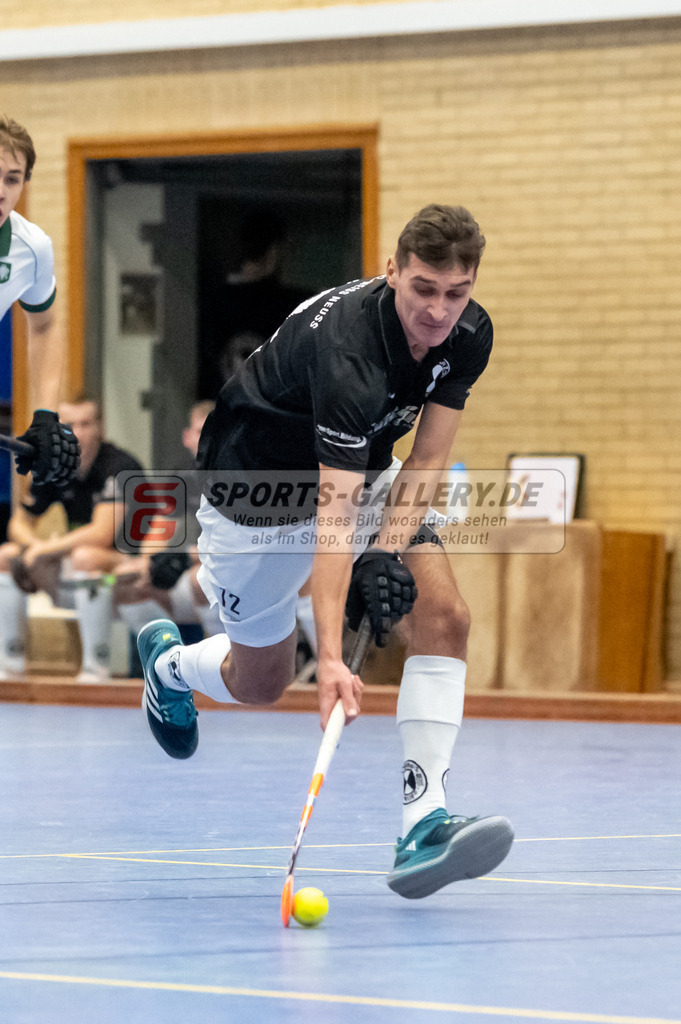 SFE_20231217_0059 | Neuss, Deutschland, 17.12.2023: Vitali Shevchuk (SW Neuss) in Aktion waehrend des Spiels der Halle 1. Bundesliga Herren zwischen SW Neuss vs Uhlenhorst Mülheim im Stadionhalle (SW Neuss) am 17.12.2023 in Neuss, Deutschland. (Foto von Stephan Fehrmann)

Neuss, Germany, 17.12.2023: Vitali Shevchuk (SW Neuss) in action during the game of Halle 1. Bundesliga Herren between SW Neuss vs Uhlenhorst Mülheim in Stadionhalle (SW Neuss) at 17.12.2023 in Neuss, Deutschland. (Foto von Stephan Fehrmann)
