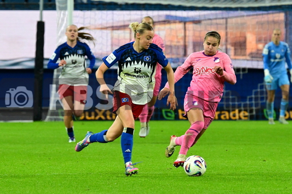 KBS Picture_HSV-Hoffenheim_Frauen_035 | v.l. Hillebrand Sophie (HSV Frauen) , Grabowska Dominika (TSG Hoffenheim Frauen) ,Sportplatz :  Volksparkstadion, - Realisiert mit Pictrs.com