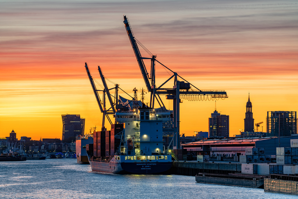 10220910 - Hamburger Hafen und Michel | Herrliche Abendstimmung im Hamburger Hafen mit Blick auf den Michel. 