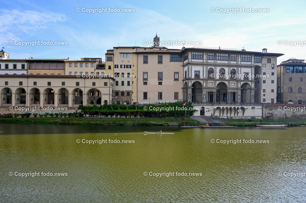 Italien_ Toscana_ Florenz_ 30.05.2024-203 | 30.05.2024, Italien, ITA, Toskana, Florenz im Bild Stadtansichten, Gebäude, Architektur, Touristen, Historisch, Souvenir, Altstadt, Museum, Statuen, Skulpturen, Piazza della Signoria, Statue David, Palazzo Vecchio, Neptunbrunnen, Piazza della Repubblica, Ponte Vecchio, Brücke, Uffizien, Kathedrale Santa Maria del Fiore, Arno, Fluß


Florenz, Firenze, ist eine italienische Großstadt. Nach Einwohnern ist sie die achtgrößte Stadt Italiens. Florenz ist die Hauptstadt sowie größte Stadt der Region Toskana und der Metropolitanstadt Florenz, in der etwa eine Million Menschen leben. Florenz ist für seine Geschichte berühmt. Leonardo da Vinci verbrachte große Teile seiner Jugend in Florenz, Michelangelo fand Unterschlupf in der Kirche der Medici, Galileo Galilei wohnte als Hofmathematiker in den Palästen der Medici. Von 1865 bis 1871 war die Stadt die Hauptstadt des neu gegründeten Königreichs Italien. Das historische Zentrum von Florenz zieht Jahr für Jahr Millionen von Touristen an. Die historische Innenstadt wurde von der UNESCO im Jahre 1982 zum Weltkulturerbe erklärt. 
Quelle: Wikipedia
