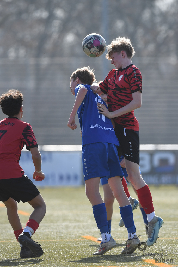 FC Rastede-JFV Leer | Bezirksliga B-Jugend; FC Rastede (blau)-JFV Leer (rot) am 08.03.2025; in Rastede (Sportanlage Köttersweg), Photo: Philip Eiben 2025 - Realisiert mit Pictrs.com
