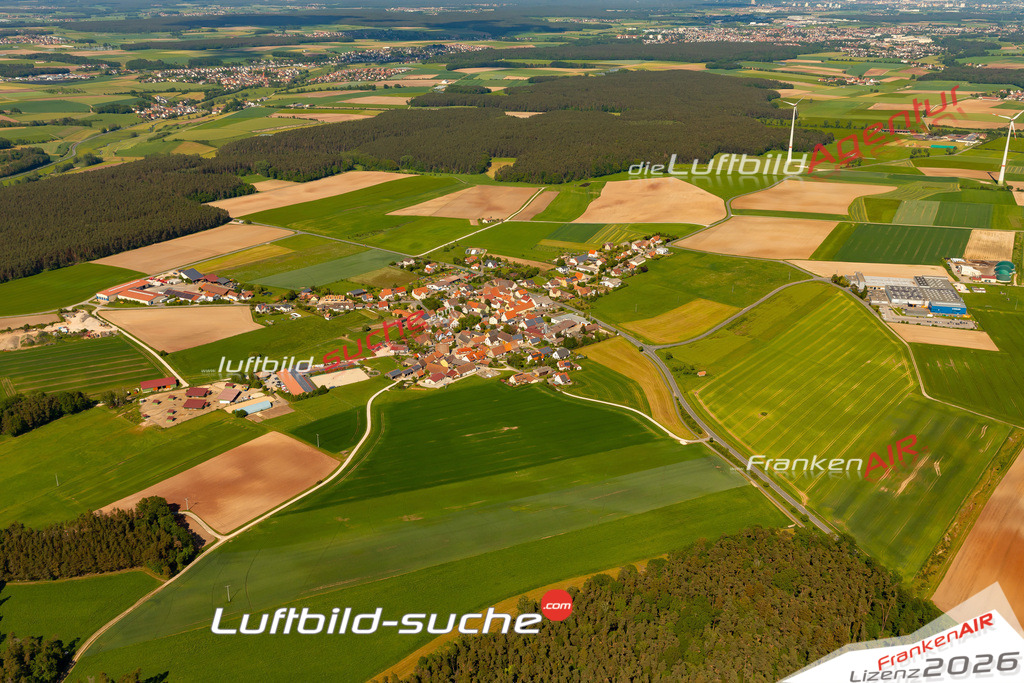 Das Luftbild zeigt : Mausdorf Emskirchen - Die Luftaufnahme wurde 2024 vom UL-Flugzeug aus erstellt ( keine Drohne ) - Hochauflösende Luftaufnahme - Für grossformatige Ausdrucke geeignet. Die Geschenkidee !Mit Lizenz und Bildrechte bestellbar