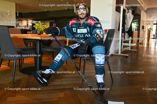 AUT, Pressekonferenz Eishockey Black Wings Linz, Praesentation Trikot und neue Sponsorpartner | 16.08.2023, Linz, AUT, Pressekonferenz Eishockey Black Wings Linz, Praesentation Trikot und neue Sponsorpartner, im Bild Andreas Kristler (BWL)


