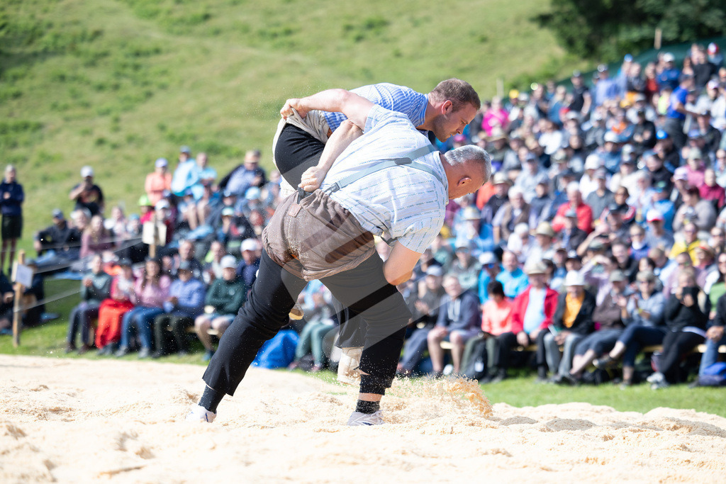 Rigi2025_0599 | Die Schwinger des Schwyzer Kantonalen Schwingerverbandes: Fotos, die Dynamik und Leidenschaft festhalten, sowie emotionale Momente aus dem traditionellen Schwingsport zeigen. - Realisiert mit Pictrs.com