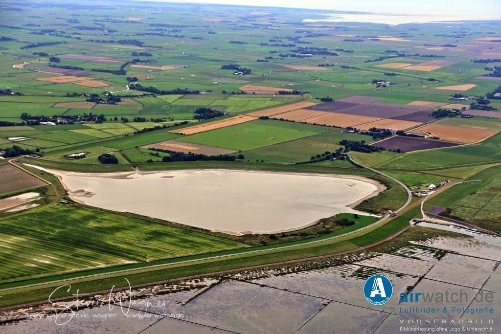 Luftbilder Everschopsiel Hafen | Im historischen Hafen von Everschopsiel wurde ein Kunstobjekt namens "Lange Bank" errichtet, das der Kommunikation und der Attraktivitätssteigerung dient. Es besteht aus vier Segmenten in jeweils 3 Metern Länge und wurde am Fuße des Hauptdeiches mit Sicht über die Badestelle, das Hafenbecken und das Wattenmeer aufgestellt.