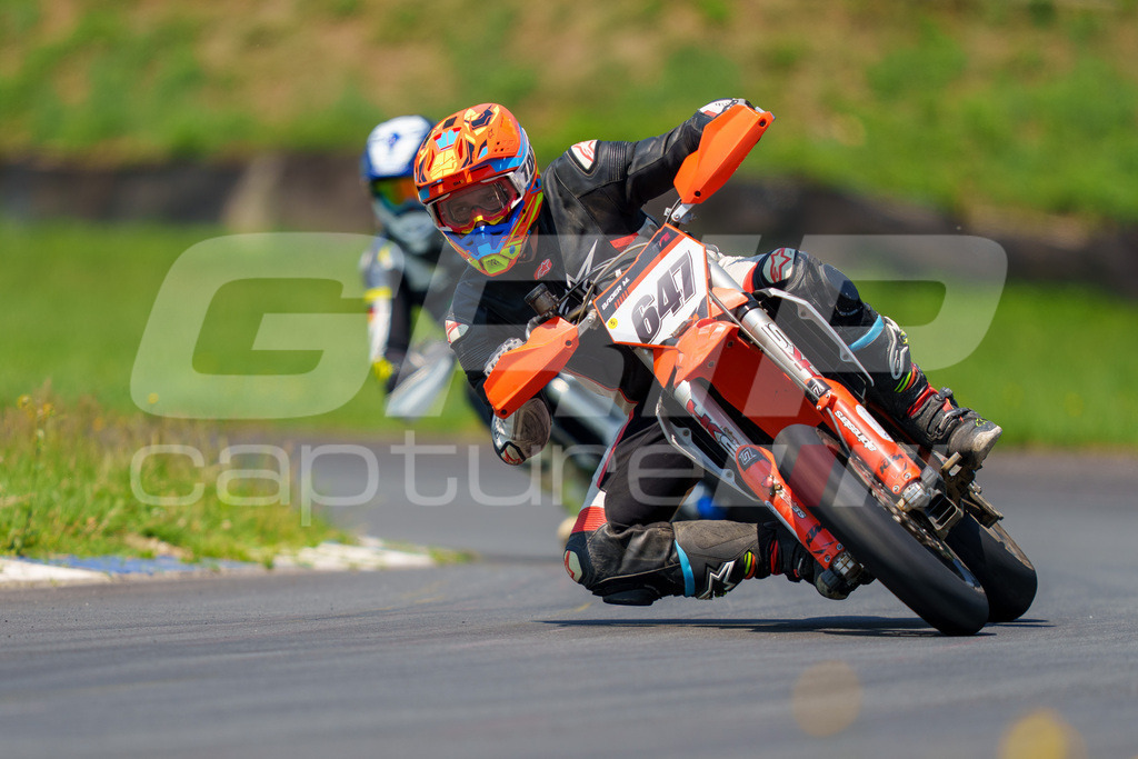 G-Cup + Supermoto Staatsmeisterschaft + Hungarian Supermoto Championship | GRIPcapture steht für authentische Sportfotografie in Österreich – für Momente, die mehr sind als Geschwindigkeit oder Ergebnis. Es geht um Emotion, Spannung, Fokus und den Augenblick, der oft nur einen Wimpernschlag dauert.Ob Motorsport, Teamsport oder 