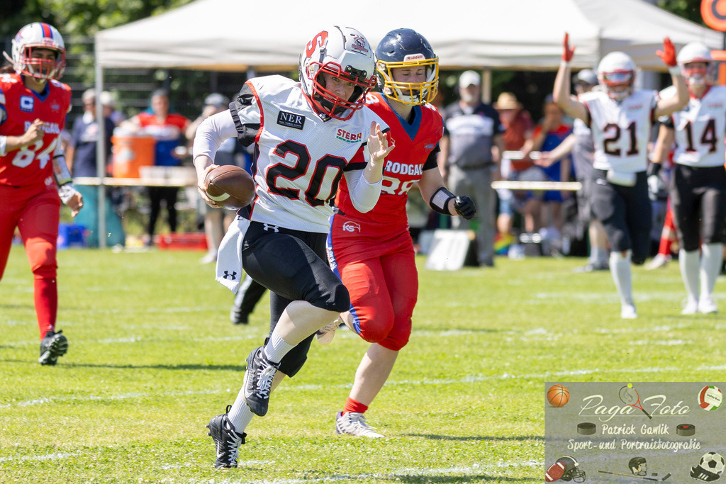 GFLW 1: German Football League Women 1: Rodgau Pioneers Ladies - Stuttgart Scorpions Sisters, 07.06.2026 | Dinah Laura Naegele (Stuttgart Scorpions Sisters #20) läuft den Ball selbst und ihren Gegenspielerinnen davon zu einem weiteren TOuchdown &amp; Vera Mössinger (Rodgau Pioneers Ladies #88), Rodgau Pioneers Ladies - Stuttgart Scorpions Sisters, Rodgau, Maingau-Energie-Stadion "Am Weichsee", 7.6.2026 - Realisiert mit Pictrs.com