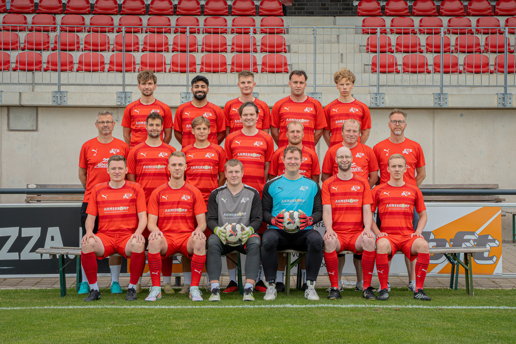 Fußball I Herren I Saison 2026-2027 I Mannschaftsfoto  I 03660 | jns.sportfotos - Realisiert mit Pictrs.com