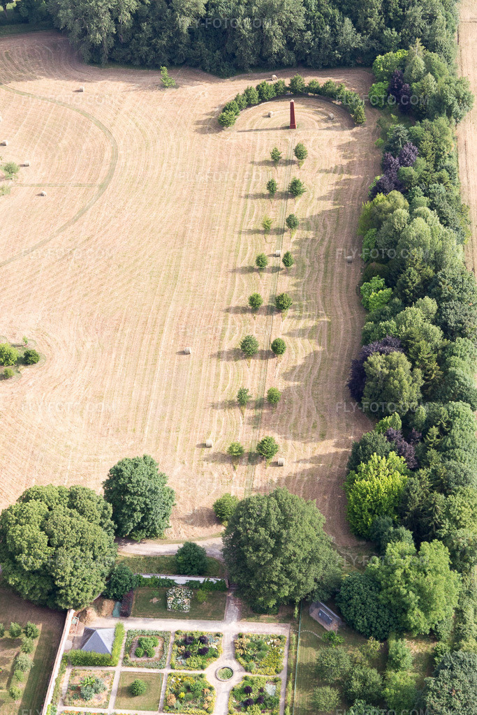 Aerial view: View of the town in Saint-Cyr-du-Gault in the state Loir et Cher, France. – Photo: IMG_101186.jpg taken on 06/24/2017 by Werner Riehm/FLY-FOTO.com – Resolution of the original: 3215 x 4822 px