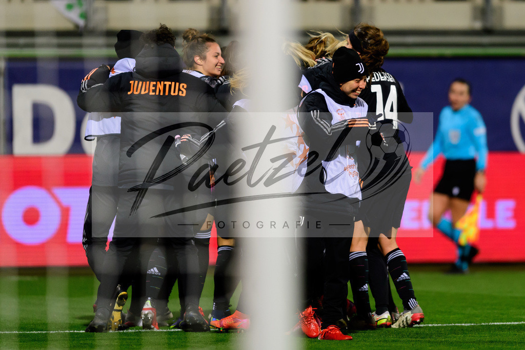 WOBJUV20211118_067 | Fussball, Frauen: Andrea Staskova (Juventus FC) Torjubel, jubelt mit ihrer Mannschaft nach dem Treffer zum 0:2 bei dem Spiel der UEFA Women´s Champions League zwischen VfL Wolfsburg und Juventus Turin im AOK-Stadion am 18.11.2021 in Wolfsburg, Deutschland. - Realisiert mit Pictrs.com