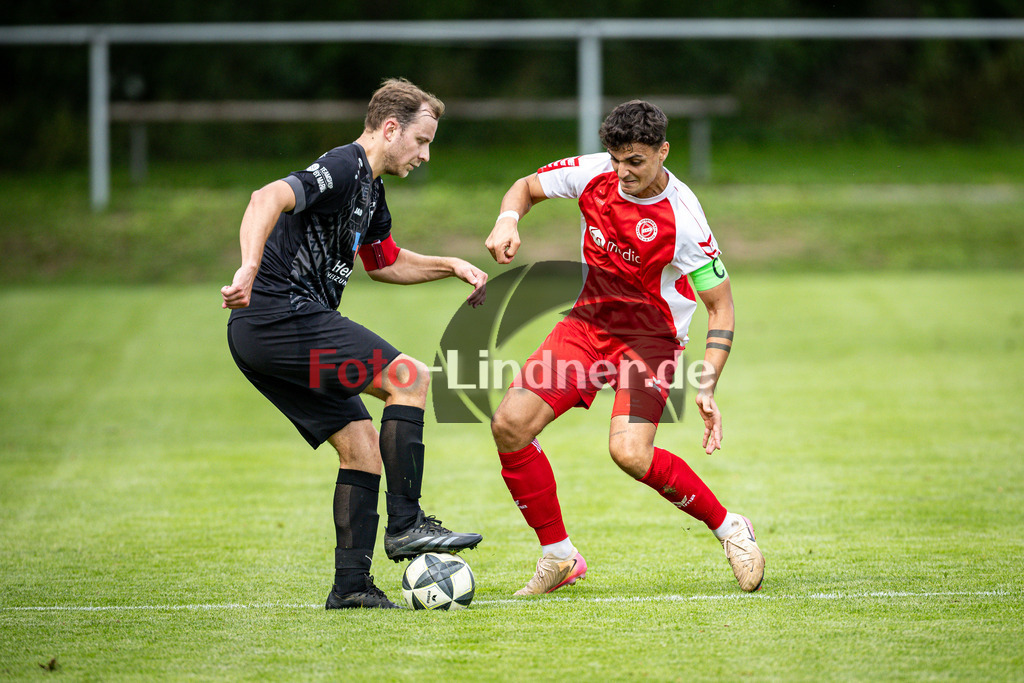 SV Raisting gegen MTV München | Fußball Herren Bezirksliga Oberbayern Süd 2025/26 9. Spieltag, SV Raisting gegen MTV München, 20250913,Zweikampf, 2025-09-13 in Raisting (Raiffeisen Arena Raisting), Valentin DAMMASCH (MTV München Kapitän 10), Gianluca ZANDT (SV Raisting Kapitän 19), Copyright: WolfgangxLindner www.foto-lindner.de